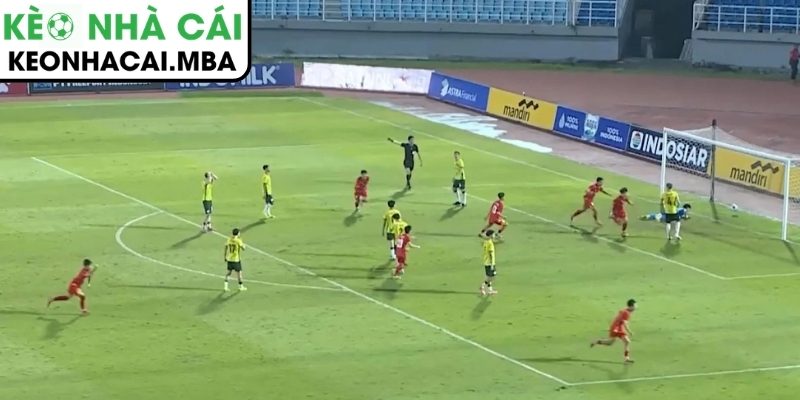 VAR từ chối penalty gây tranh cãi, U17 Việt Nam vỡ òa với cơ hội sau đó 4 Bàn gỡ phút bù giờ, lợi thế tinh thần hiệp 2