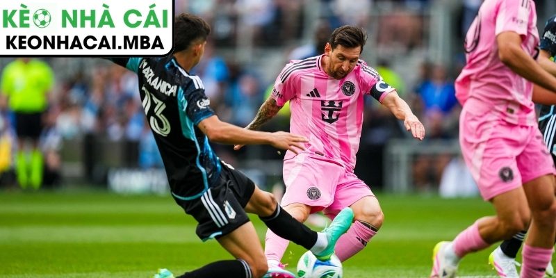 Messi làm khổ hàng thủ Portland suốt trận