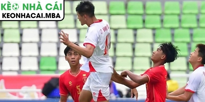 Khán đài hỗn loạn, trọng tài phải can thiệp