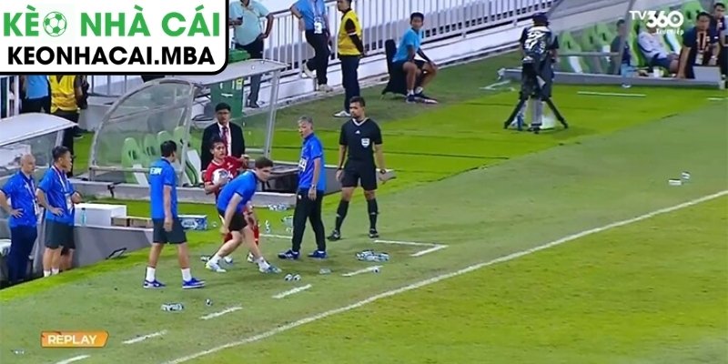 Va chạm bên đường biên khiến trận đấu căng thẳng