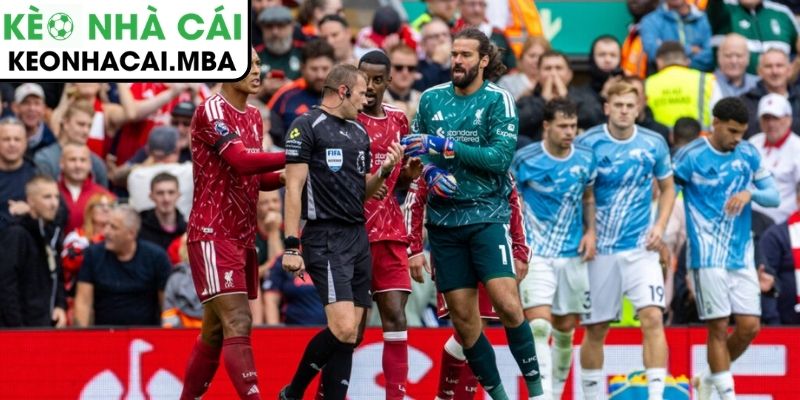 HLV CLB Liverpool điên tiết khi đội nhà nhận bàn thua trớ trêu 2 Sự cố hy hữu từ chiếc bảng điện tử định mệnh