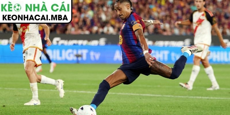 Raphinha san bằng cột mốc ghi bàn của siêu sao Messi sau màn hủy diệt Valencia 2 Raphinha và Barcelona gieo rắc nỗi kinh hoàng tại Mestalla